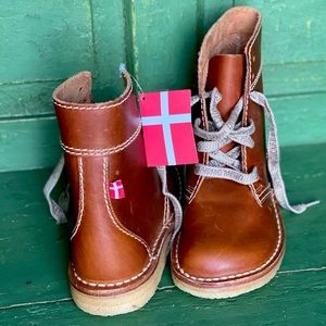 NWT! Duckfeet. FABORG. Color-brown. Size 7